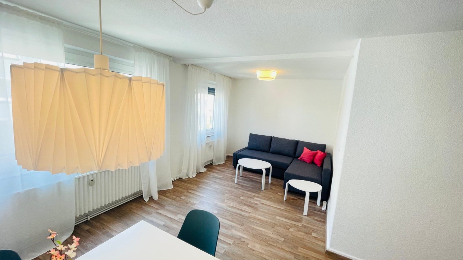 Wohnbereich mit Sofa und zwei Beistelltischen