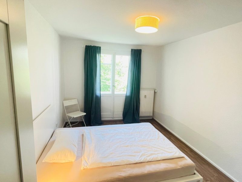 Schlafzimmer mit Bett, Blick zur Balkontür