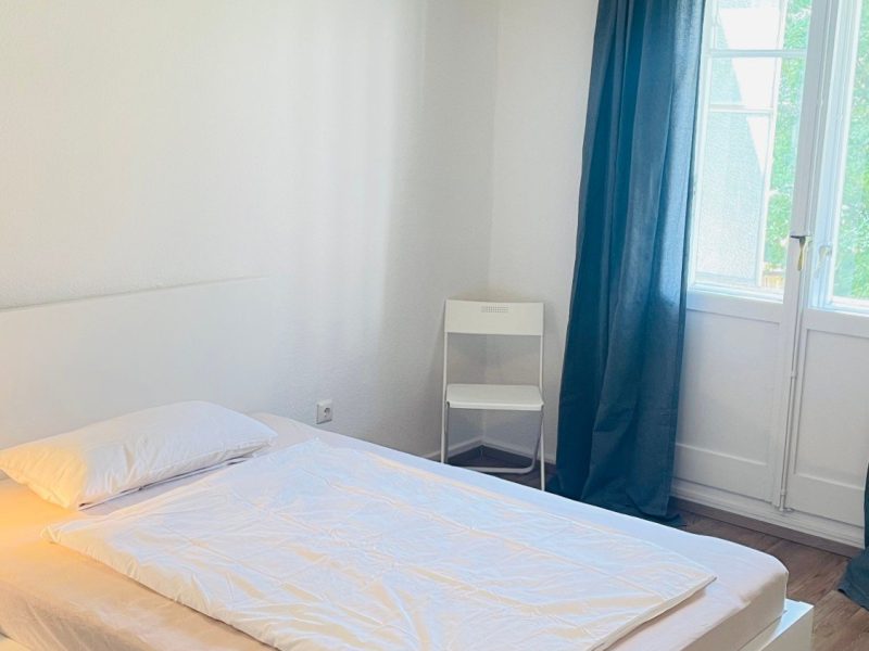 Schlafzimmer mit Bett und Stuhl