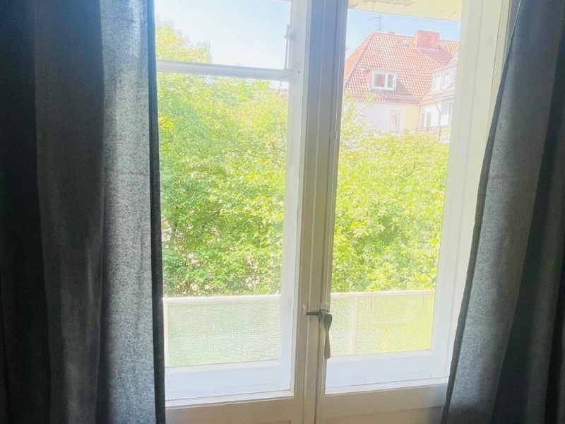 Blick durch die Balkontür ins Grüne